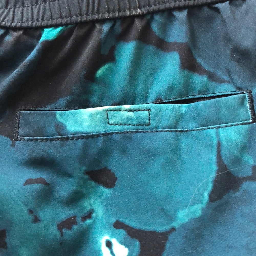 LIKE NEW! Fabletics Carrie Short - Picture 8 of 12